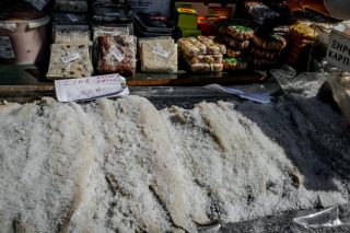Γιατί είναι πιο «αλμυρή» φέτος η τιμή του μπακαλιάρου